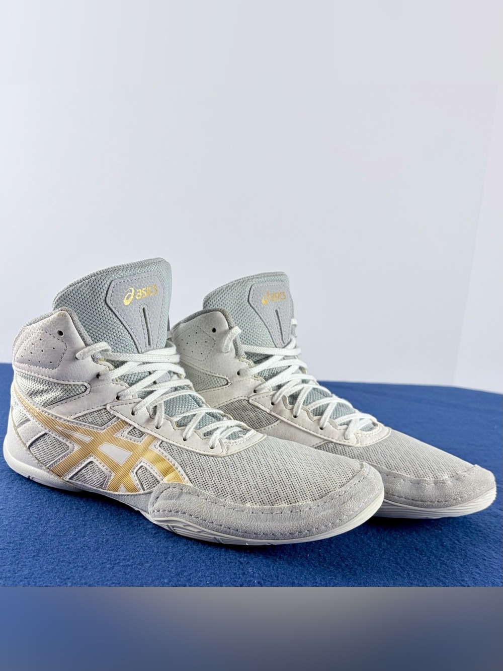 Asics Matflex Men’s Size 9.5 glacier gray and gold gym wrestling boxing sneakers